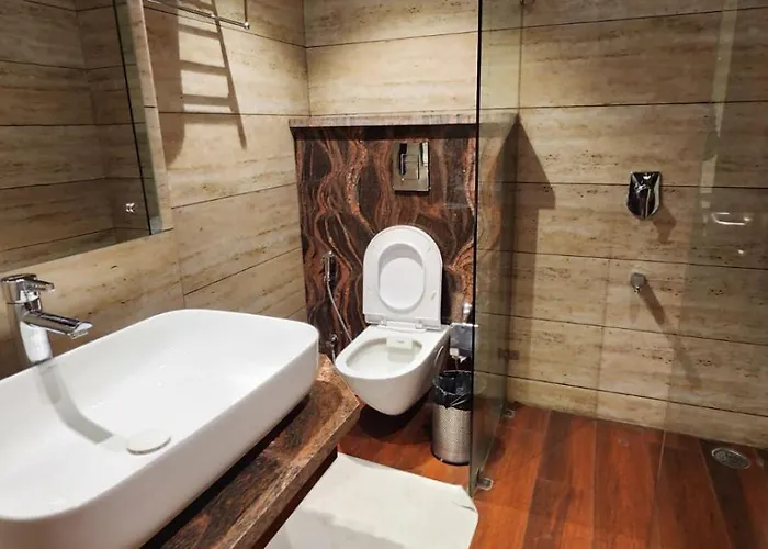 Royale Retreat Hotel & Spa Near Mall Road
